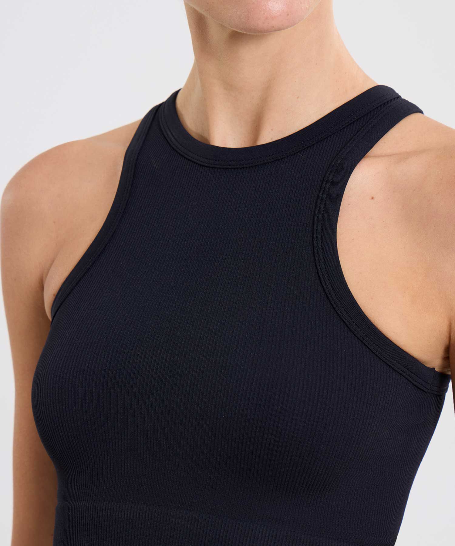 Outfit Training Negro con Chaqueta, Top Seamless y Short Running, 