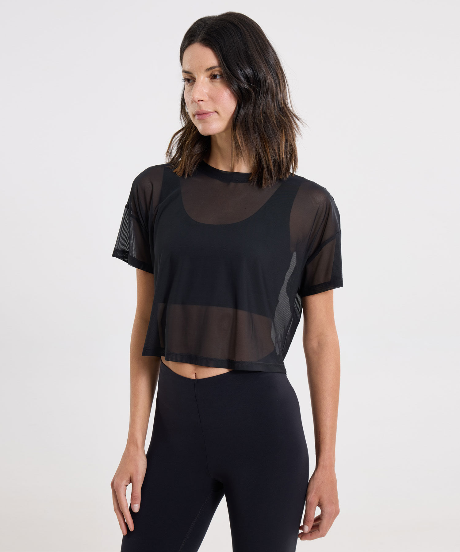 Conjunto Athleisure Negro con Falda Aerius, Top y Camiseta Mesh, 